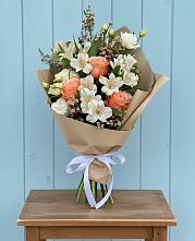 Букет цветов из:  Альстромерии, Лизиантусы, Розы и Хризантемы в Волоконовке
