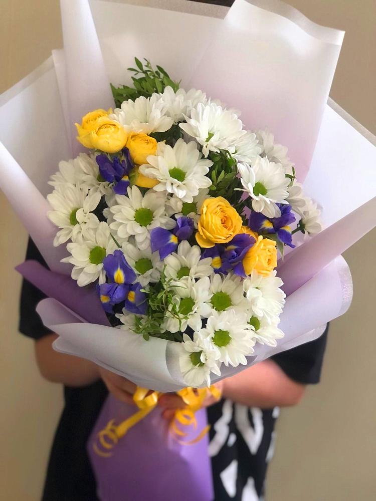 Букет цветов из: Ирисы, Хризантемы и Розы в Волоконовке