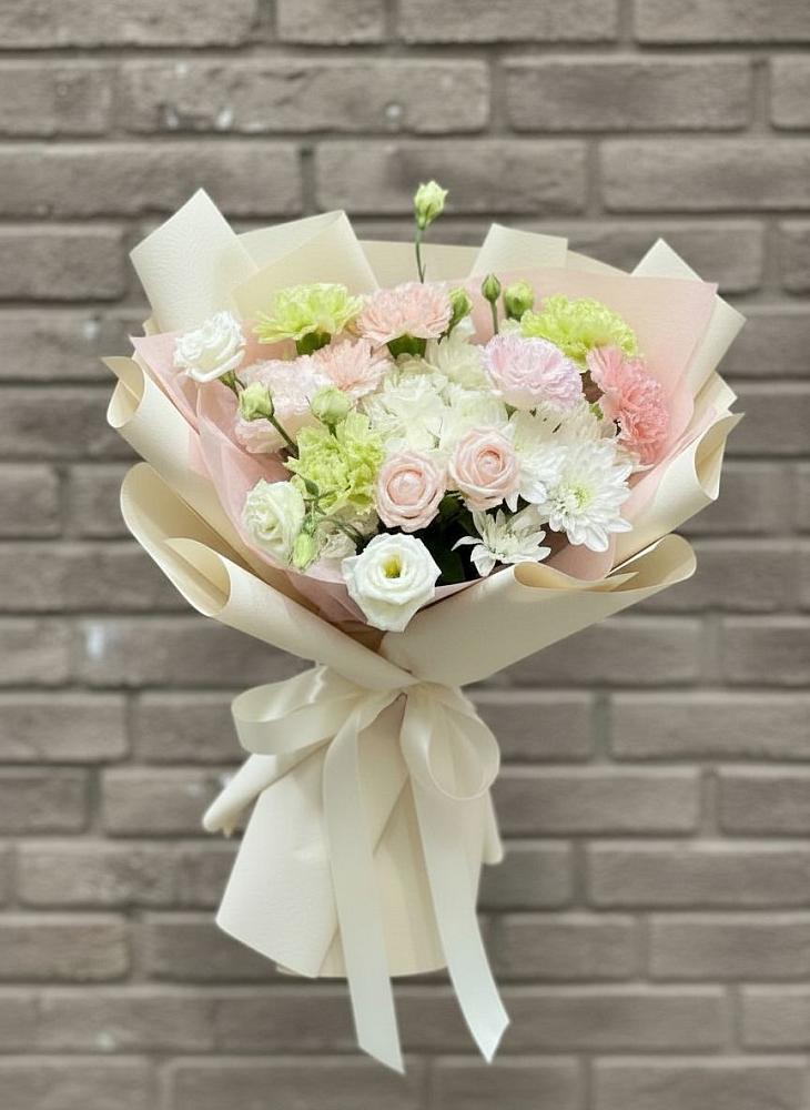 Букет цветов из: Гвоздики, Розы, Лизиантусы и Хризантемы в Волоконовке