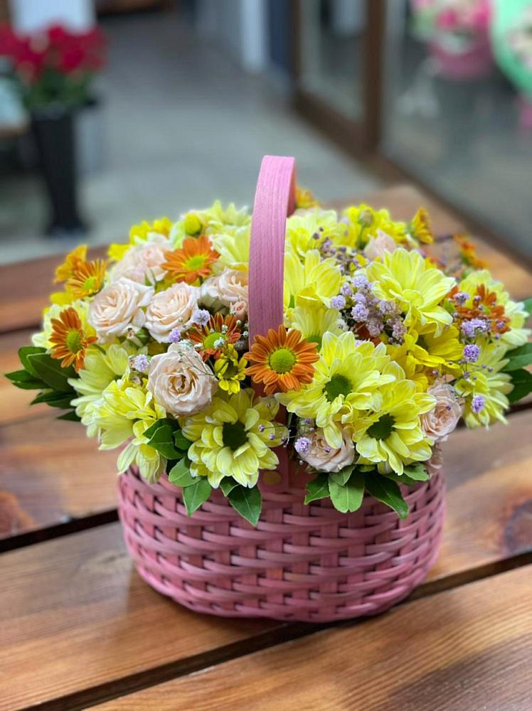 Цветочная композиция из Хризантемы и Розы в корзине в Волоконовке