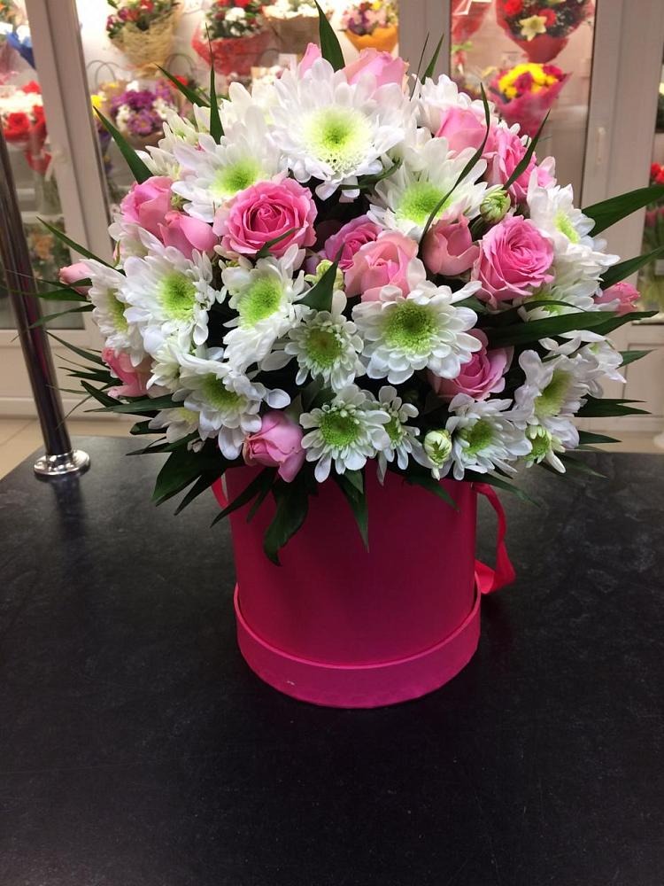 Цветочная композиция из Розы и Хризантемы в шляпной коробке в Волоконовке