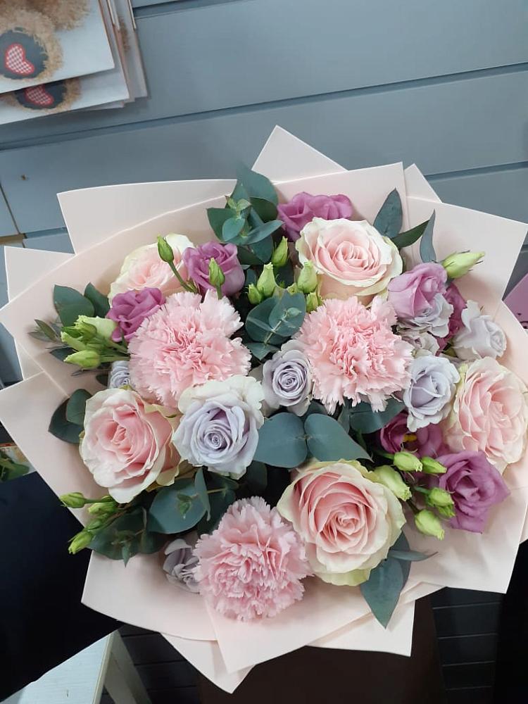 Букет цветов из: Розы, Гвоздики и Лизиантусы в Волоконовке