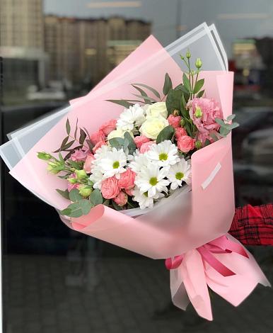 Букет цветов из: Розы, Лизиантусы и Хризантемы в Волоконовке